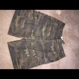Men's camo cargo shorts! Size 34